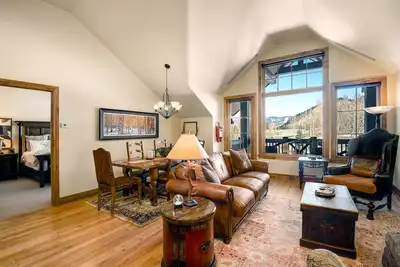Image de Air conditioning, outdoor pool and hot tubs! ! Ski-in\/out luxury condo.