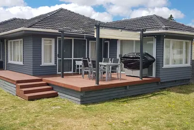 Image de Lake Maraetai Bungalow - Family & Pet friendly