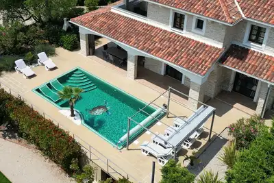 Image de Villa Cecilia : villa pierres, piscine intérieure chauffée, aire de jeux, gym