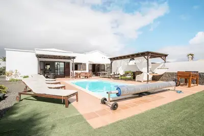 Image de Villa Kodotoma avec vue sur la mer, Wi-Fi haut débit, jardin, terrasses et piscine.