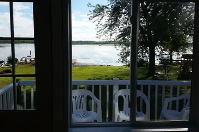 Image de Have a restful vacation on Oneida Lake: full house, yard, and lakefront property