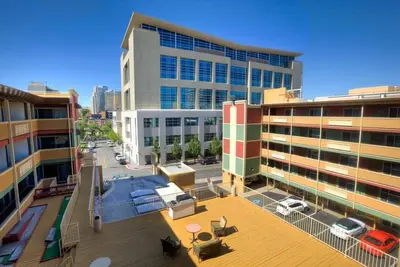 Image de 3 Convenient Rooms | Close to Downtown | Pool