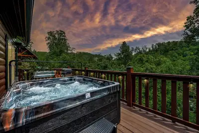 Image de Lux Log Cabin - Walk to Gatlinburg - Mtn + City Views - Arcade - Hot Tub - Ev