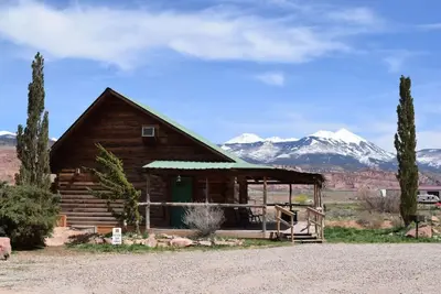 Image de Red Desert's Big Horn Log Cabin, close to Arches and Canyonlands National Parks.