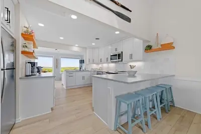 Image de Ocean and Sound Views - Sleeps 10 - Easy Beach Access - Hot Tub & Community Pool