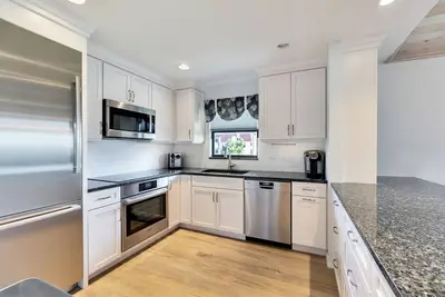 Image de Thoughtfully curated, sophisticated yet relaxed Tarpon Beach, 109 with Sweeping Gulf front views.