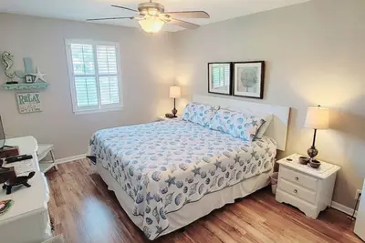 Image de W13 Great downstairs unit on lake clean cozy and well maintained