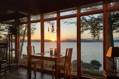 Image de Swan Lake Lakehouse with Bunkhouse and Private Sand Beach