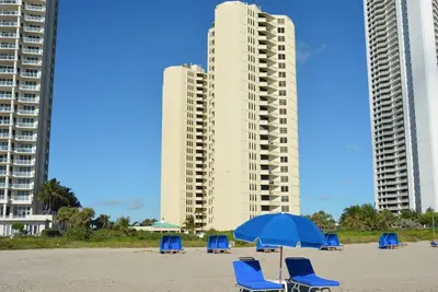 Image de Phoenix Towers Condo on the Ocean with Private Beach, Pool and other Accessories