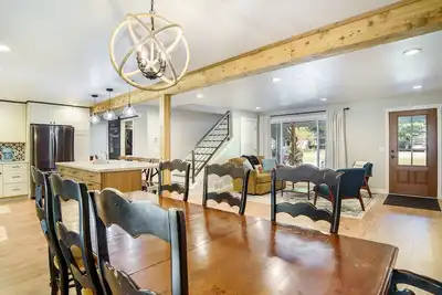Image de Modern & Spacious Holland home with a hot tub, pool table, fire pit and more!
