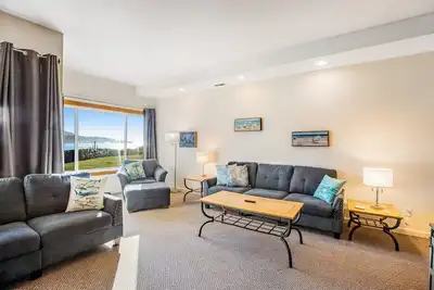 Image de Inviting condo near beach and town with fireplace - great for whale watching