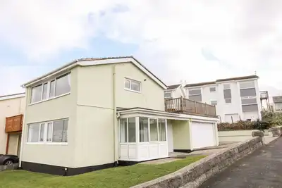 Image de The Little Dolphins, pet friendly, with a garden in Rhosneigr