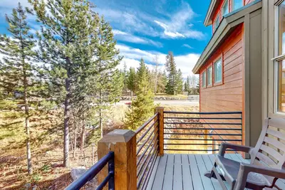 Image de Sleek, stylish, & spacious home w/ furnished balcony, free WiFi