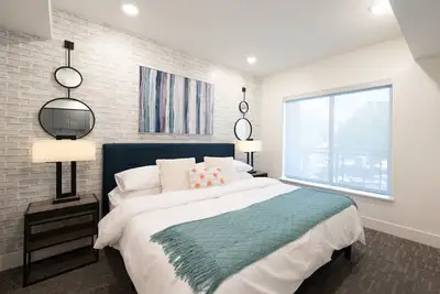 Image de Walk + Shop + Dine Downtown • Gig WiFi • in-unit W\/D • Garage Parking • King Bed