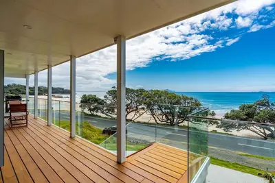 Image de The Langs - With stunning views, expansive entertaining areas inside and out and an unparalleled location once you are here you won't want to leave. Grab you friends and family or organise your corporate get together at this luxury beach-side retreat
