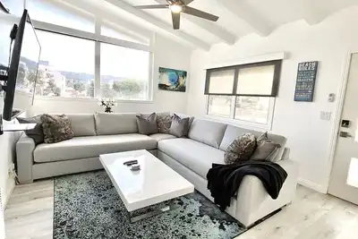 Image de Stunning Beach Pad in Heart of Town - 2blks to Beach