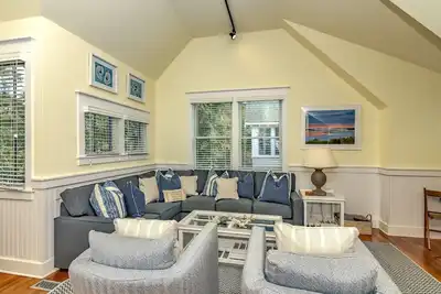 Image de Reverse floor plan cottage with screened in porch. Nature views!