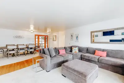 Image de Expansive bayfront, family-friendly home with direct Holmes Harbor access