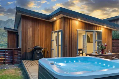 Image de Highview Haven | Lake View | Spa Pool | Garden