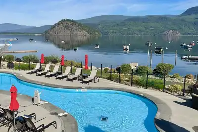 Image de 1st. Class Waterfront Resort: Pool / Hot Tub / Clubhouse / Boat Moorage / Patios