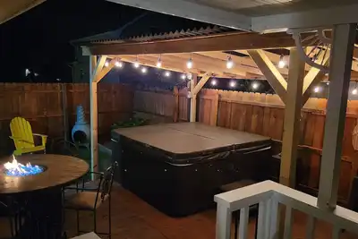 Image de Year Round Access in town Bungalow, Hot Tub, Fire Pit and Extra Parking