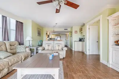 Image de Bright & Cozy Poolside Retreat in Oceanfront New Smyrna Beach Condo!