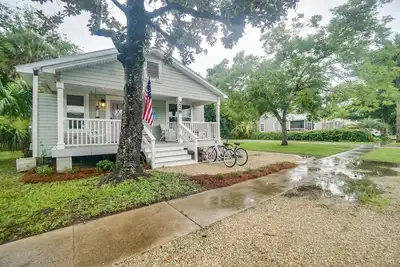Image de Cottage just blocks from Bay, boat ramps and downtown. Pet friendly fenced yard\n