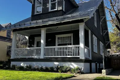 Image de Delightful Downtown Home One Block to Premier Hot Springs