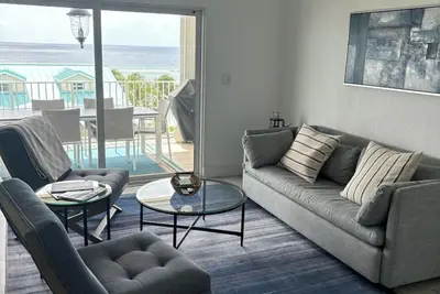 Image de Large 4 Bedroom Beach Front Condo