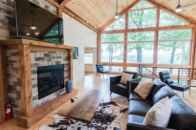Image de Mount Nittany Lodge - Luxury Mountaintop Home, Chef's Kitchen, 5 Br's 4 Baths