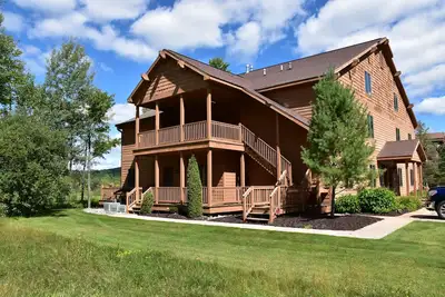 Image de Stunning Knotty Pine Condo at Schuss Mountain