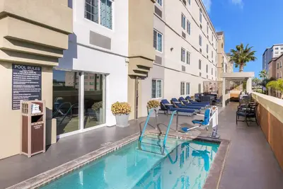 Lovely Find! 3 Great Studio Suites, Close to Attractions, Outdoor Pool
