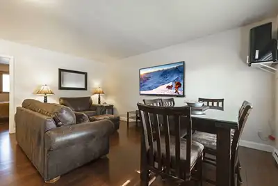 Image de 2 bedroom condo in Downtown Whitefish, Close To Glacier Park, Skiing And Golf