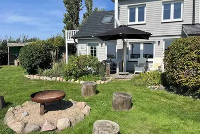Image de Lovingly furnished beach house, directly on the beach with fireplace and large garden