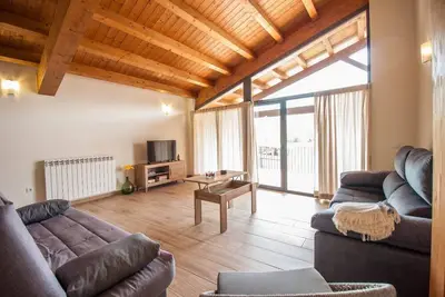 Image de Gorgeous fully restored and secluded cabin in the Capsec neighborhood