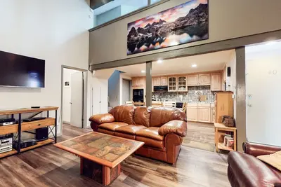 Image de Quiet Condo with an On-site Pool. Near The Village & Walking Trails