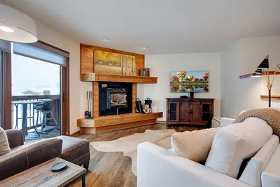 Image de Magnifique condo à flanc de colline près de la zone de ski - garage personnel, navette d'hiver privé!