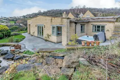 Image de Perched attractively on its hill, Coach House Cottage overlooks the enchanting valley beneath.