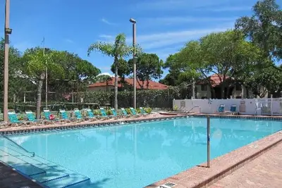 Image de Comfort and Convenience! Free Parking, 2 Pools, Short Drive to Img Academy