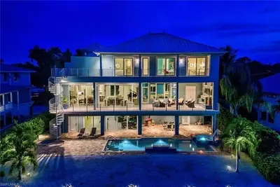 Image de 4br\/5. 5ba + Den - Bright Modern Luxury Custom Waterfront home w\/ Amazing Views