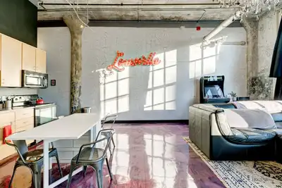 Image de ★ Victorian Louisville ★ 1000 sqft Glassworks Loft