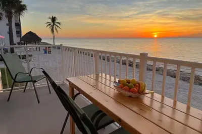Image de Outstanding Oceanfront Oasis Directly on Beach #8