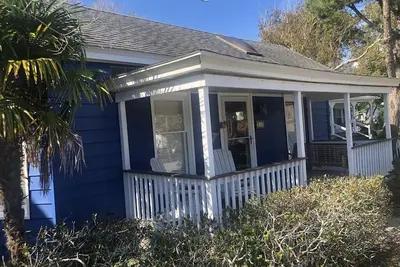 Image de Sea breezes and sun in historic old town Beaufort, a block from the water!