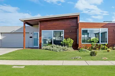 Image de A large family home situated just down the road from Port Fairy's family friendly Pea Soup Beach