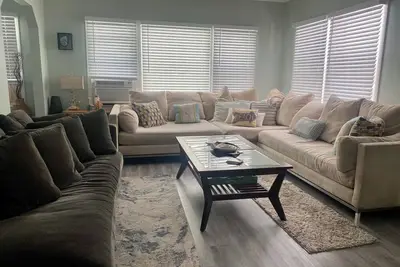 Image de Large Living Room-Driveway-Fenced Backyard-5 min to Beach-Patio Firepit Grill