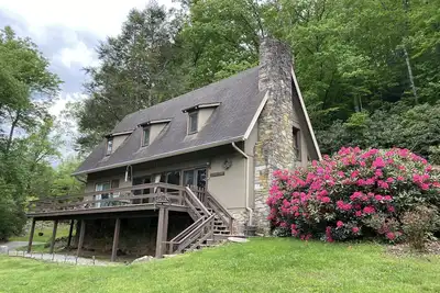Image de Riverfront & Creekfront Chalet near Waynesville & Gsmnp- Free high speed WiFi!