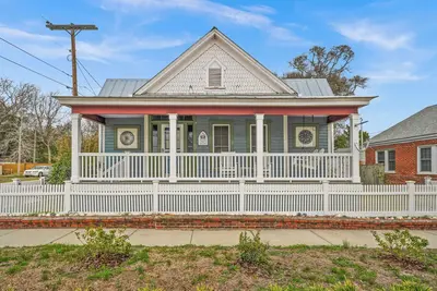 Image de The Cottage on Bridges - Walking distance to the Morehead City waterfront!