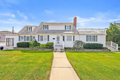 Image de 6 houses to beach, Huge fenced yard, 4-5 bed 2 ½ bath, Sleeps 12.