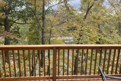 Image de Lakefront cottage with neighborhood boat ramp, 1 mile from great restaurants.