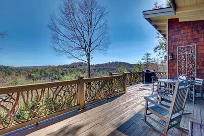 Image de Breathtaking views, private property, glass porch w/wood-burning fireplace